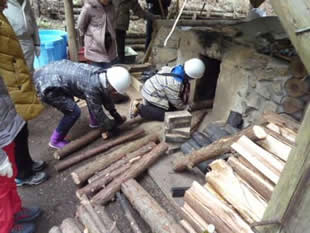みなと区民の森環境学習施設には、炭焼き窯も設置してあり、炭焼きも体験できる