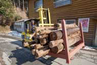 買い取った木材をチップ製造施設に搬送。