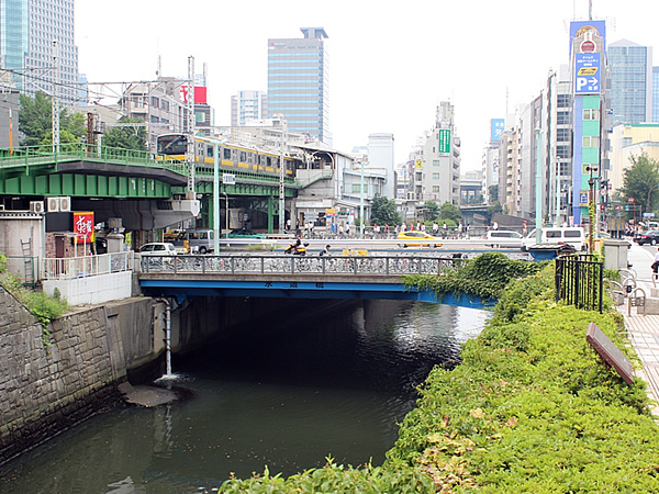 現在の水道橋（神田上水の懸樋（かけひ・水路橋）があったことが名前の由来になっています。）