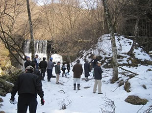 住民組織による小水力発電の候補地である小沢川を視察する住民。［出所］飯田市資料