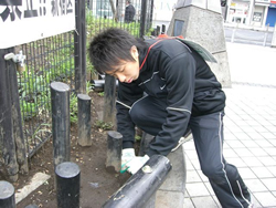写真：毎朝、1人、新宿駅東口でゴミを拾っていた頃