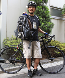 自転車通勤は、ルールを守って安全第一。内海さんは、前に3つ、後ろに4つのライトを点けて走っている。（内海さん提供）