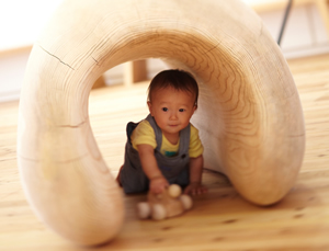 0～2歳児限定の『赤ちゃん木育ひろば』。独特の肌触りと形状が特徴的なスギ材のおもちゃや遊具が並ぶ。
