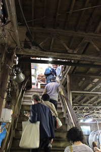 急な木製階段から2階にあがると、仕分け等の作業スペースが広がる。