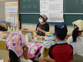 市内の小学校で環境学習支援（2014年9月5日の料理実習