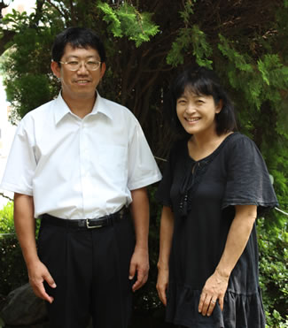 校長の秋吉達也先生と、今年度は6年生を担任している渡部理恵子先生。