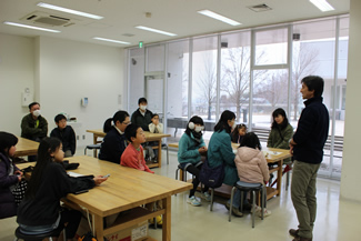 城山公園体験学習館の一室で、フロッタージュ技法を用いた落ち葉のアート作品づくりについて説明する箱田さん。