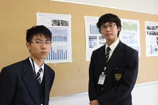 工学院大学付属高校の生徒会副会長の松尾シオンさん（右）と、1年生で次期会長候補の橋本直理さん（左）。