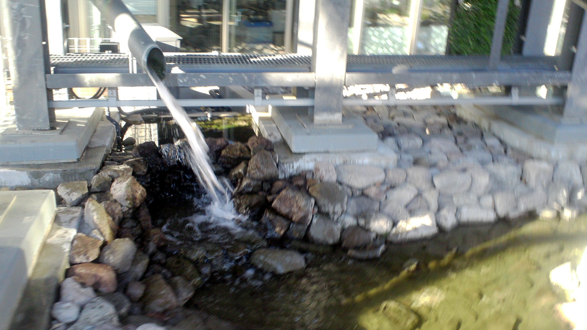 10階から4階まで流れる小川は、わざと水しぶきを響かせて、せせらぎの音を作り出している。ラッパ状の樋が水のしぶき音を反響させている。