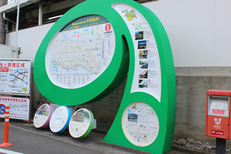 JR五日市線・熊川駅前の観光案内板には、「たっけー☆☆サイクル」の案内も掲載されている。