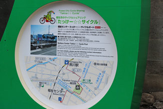 JR五日市線・熊川駅前の観光案内板には、「たっけー☆☆サイクル」の案内も掲載されている。
