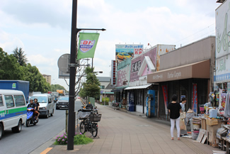 国道16号沿いには、約1.5kmにわたって「ベースサイドストリート」と呼ばれる商店街が続く。英字の看板や異国情緒豊かな店構えが特徴の、福生の観光スポットの一つ。