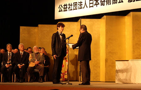日本奇術協会設立80周年記念大会で特別賞を受賞するミヤモ。