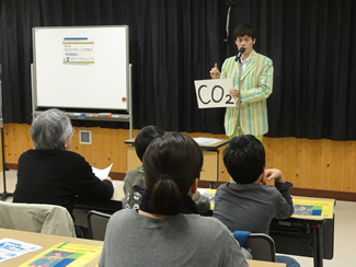 荒川区の環境講座では、地球温暖化のメカニズムから国際社会の取り組み、日本の現状などを解説した。