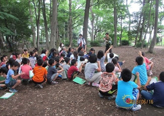 “独歩の森”で雑木林学習（武蔵野市立第二小学校3年生）。