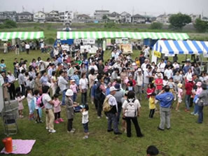 2008年の環境フェスティバル。市役所北側の浅川河川敷で開催していた。