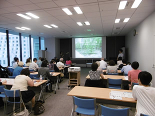 総合環境講座。環境情報センターの研修室を会場に開催。