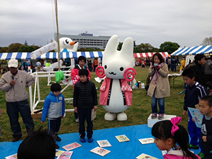 2013年度の環境フェア（昭和記念公園を会場にした春の楽市で開催）