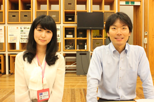 話を伺った港区環境リサイクル支援部環境課地球環境係の北野澤由香さん（左）と岡本和也さん（右）。