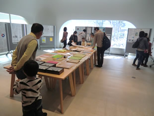 市内12の小学校から借りてきた夏休みの自由研究の展示は、武蔵野プレイスの1階ギャラリーに展示した