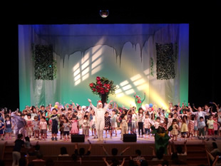 2014年6月のエコミュージカル。劇の終盤では、子どもたちが舞台に上がって自分で作ったエコ楽器を鳴らしながらいっしょに歌い・踊って盛り上がった。