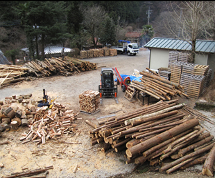 檜原村の薪製造施設