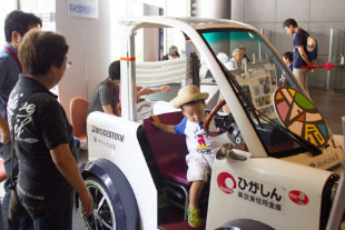 すみだ産学官連携クラブが開発した電気自動車HOKUSAI-IIIは、男の子に人気（すみだ産学官連携クラブ）