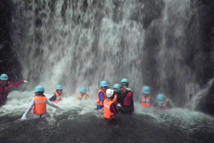 平成26年度第4回「源流体験」にて、滝に打たれる子どもたち（山梨県小菅村にて）。