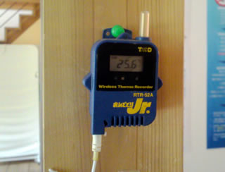 現在も、部屋の所々にセンサーを設置して、室内の温熱環境を計測している。