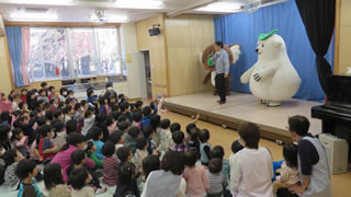 保育園での環境学習では、エコクマ・エコアラの着ぐるみも登場し、ダンスも披露。