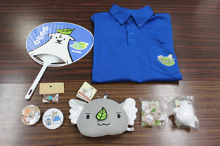 環境課で制作する啓発グッズの数々。ポロシャツは市職員から注文を取って販売している。