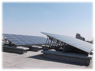 市内公共施設に設置した太陽光発電システム（いきいきプラザ）。