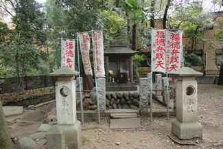 狛江弁財天池特別緑地保全地区は、閉鎖管理地区に隣接する弁財天池（写真）と曹洞宗寺院の雲松山泉龍寺を含む2.1haを指定している。
