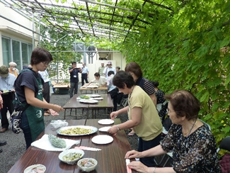 見学の後は、緑のカーテンサポートクラブのメンバーが用意したゴーヤ料理がふるまわれた。