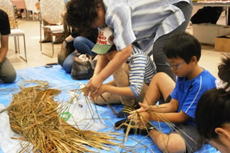 藁を使った縄作り体験コーナーは、当日の申し込みの抽選制で、11:30からと12:00からの2回実施した。
