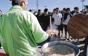 中学生と地域との連携による炊き出し訓練（出典：多摩市教育委員会『ESD ですすめる
「2050 年の大人づくり」のための20 章』）