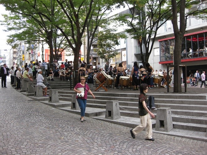 図6 パティオ十番（東京都港区）近隣コミュニティの多様なイベントに利用されている。（筆者撮影）