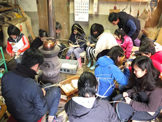 子ども達が伝統の藁畑工にチャレンジ（鳥取県）