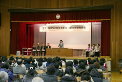 写真：市民環境会議座長の石川勝一さん（向かって右側）と、市長の馬場一彦さん（同左）
