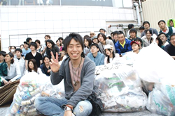 写真：2007年5月3日に新宿駅前に集合してくれた88人の人たち