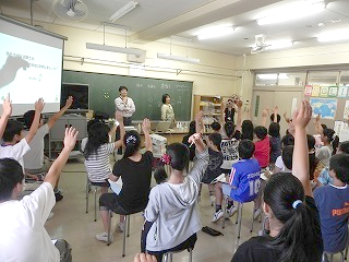 写真：雨の授業では、授業の前後に「雨が好きな人」と手を挙げてもらう