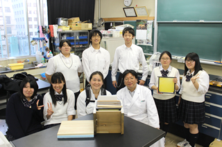 写真：生物部の生徒さん、顧問の八木先生と、カワチキララさん