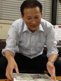 写真：「八王子やまゆり咲かせ隊」の事務局長・田口秀夫さん。