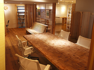 【写真】「企業と環境展2011」の会場内に展示された「森のオフィス」。フローリング、家具、壁材に飛騨の杉を使っている。