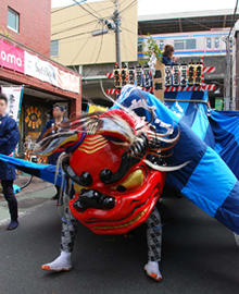 2012年3月11日に開催した、はすねレンコン祭りで各商店街を練り歩いた、かすみがうら市の獅子舞