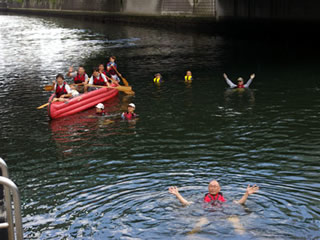 毎年8月に、手漕ぎボートに付き添われながら目黒川を“泳ぐ”、隊の精鋭たち