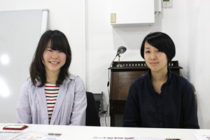 放課後NPOアフタースクールのスタッフの秋山千草さん（右）と、インターンの長岩真子さん（左）