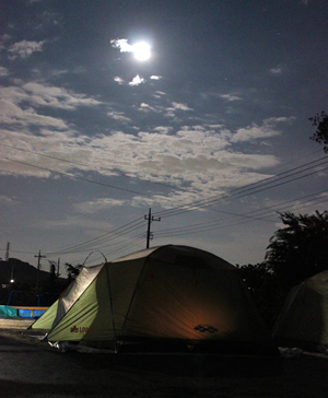 キャンプの夜。テントの中は子どもたちだけの世界だ。