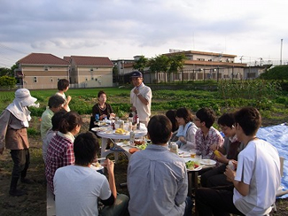 2012年7月1日、大豊作のジャガイモを茹でて、初のガーデンパーティを開催（NPOみつばち百花提供）