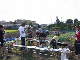 2012年9月30日の秋の収穫祭（NPOみつばち百花提供）